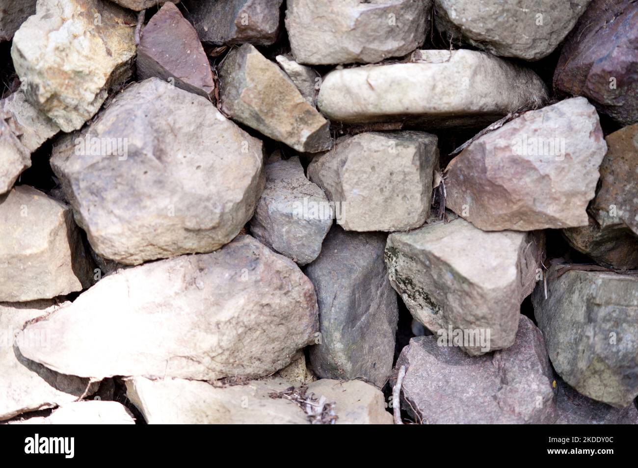 Muro di roccia o terrapieno fatto di frammenti di roccia grezzi in una formazione di pietra a secco senza mortaio Foto Stock