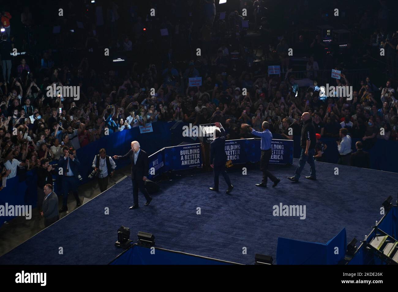 Philadelphia, Stati Uniti d'America. 05th Nov 2022. Il Presidente degli Stati Uniti Joe Biden e l'ex Presidente degli Stati Uniti Barack Obama si sono radunati a sostegno del candidato democratico per il Governatore della Pennsylvania Josh Shapiro e del candidato democratico per il Senato degli Stati Uniti John Fetterman, al Liacouras Center a North Philadelphia, PA, USA il 5 novembre 2022. Credit: Bastiaan Slabbers/OogImages Foto Stock