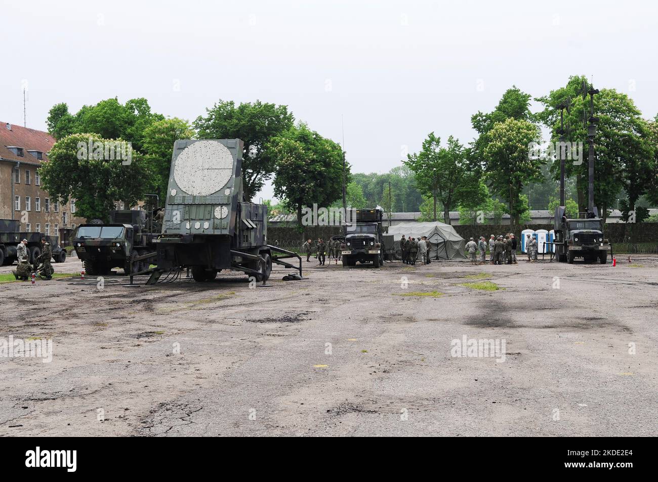 Soldier's from US Army Europe's Alpha Battery, 5th Battaglione, 7th Air Defense Artillery Regiment, familiarizzare i membri dell'esercito polacco su come condurre la manutenzione preventiva sui sistemi missilistici Patriot a Morag, Polonia, 1 giugno 2010. Questa è la prima volta che un sistema missilistico statunitense viene in Polonia per un nuovo programma di addestramento rotazionale destinato a familiarizzare le forze armate polacche con il sistema missilistico Patriot. Il corso è stato ideato per fornire vantaggi reciproci per migliorare le capacità di difesa aerea polacca, sviluppando al contempo le competenze dei membri dell'equipaggio patriota degli Stati Uniti. Questo tipo di um Foto Stock
