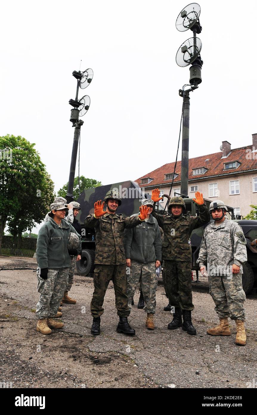Soldier's from US Army Europe's Alpha Battery, 5th Battaglione, 7th Air Defense Artillery Regiment, familiarizzare i membri dell'esercito polacco su come condurre la manutenzione preventiva sui sistemi missilistici Patriot a Morag, Polonia, 1 giugno 2010. Questa è la prima volta che un sistema missilistico statunitense viene in Polonia per un nuovo programma di addestramento rotazionale destinato a familiarizzare le forze armate polacche con il sistema missilistico Patriot. Il corso è stato ideato per fornire vantaggi reciproci per migliorare le capacità di difesa aerea polacca, sviluppando al contempo le competenze dei membri dell'equipaggio patriota degli Stati Uniti. Questo tipo di um Foto Stock