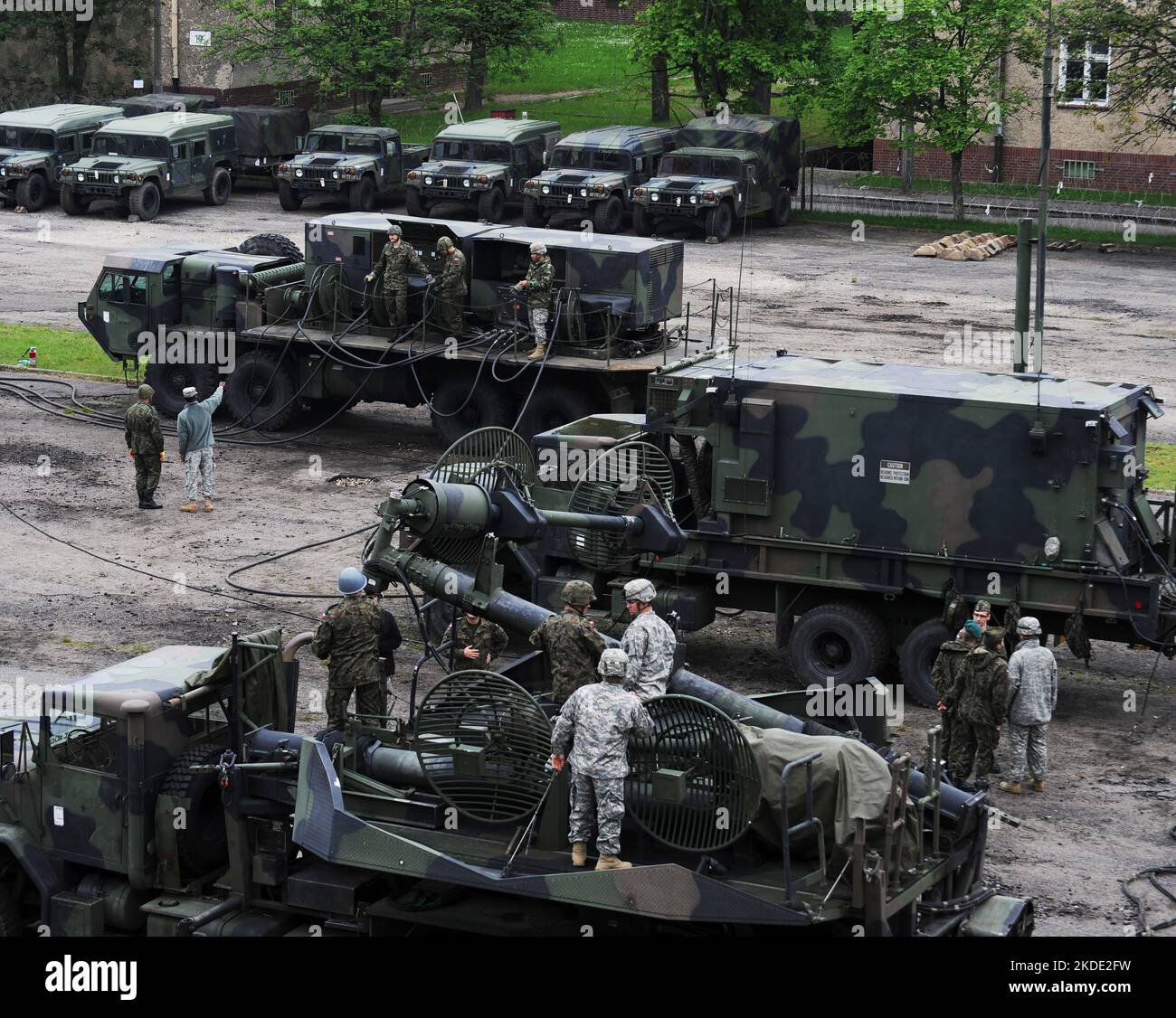 Soldier's from US Army Europe's Alpha Battery, 5th Battaglione, 7th Air Defense Artillery Regiment, familiarizzare i membri dell'esercito polacco su come condurre la manutenzione preventiva sui sistemi missilistici Patriot a Morag, Polonia, 1 giugno 2010. Questa è la prima volta che un sistema missilistico statunitense viene in Polonia per un nuovo programma di addestramento rotazionale destinato a familiarizzare le forze armate polacche con il sistema missilistico Patriot. Il corso è stato ideato per fornire vantaggi reciproci per migliorare le capacità di difesa aerea polacca, sviluppando al contempo le competenze dei membri dell'equipaggio patriota degli Stati Uniti. Questo tipo di um Foto Stock