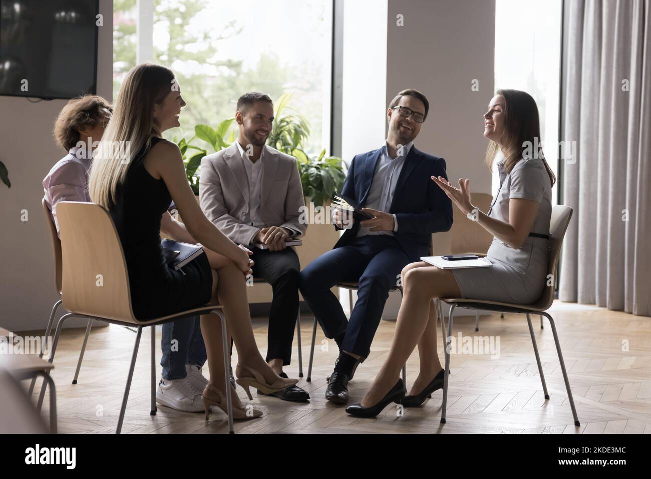 Gruppo di dipendenti sorridenti e positivi dell'azienda impegnati nella costruzione di team Foto Stock