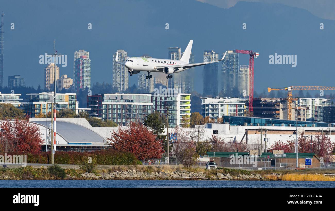 Richmond, British Columbia, Canada. 1st Nov 2022. A Cargojet Airways Boeing 767 cargo jet in arrivo all'aeroporto internazionale di Vancouver. (Credit Image: © Bayne Stanley/ZUMA Press Wire) Foto Stock