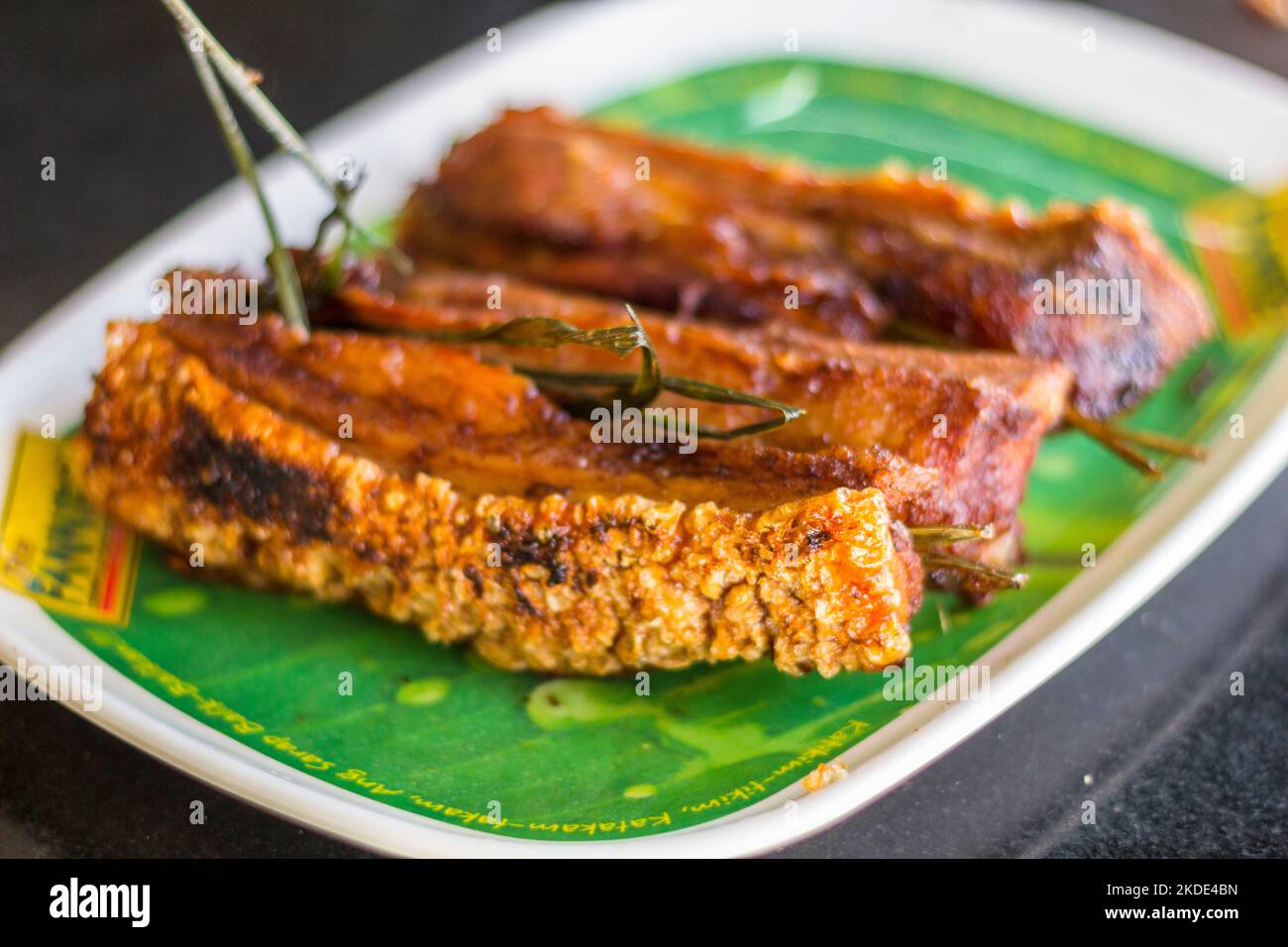 Fette di pancetta di maiale arrostita croccanti a Iligan City, Filippine Foto Stock