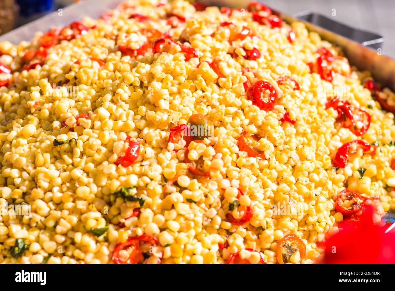 Esquites con pepe, cibo di strada tradizionale messicano. Foto Stock