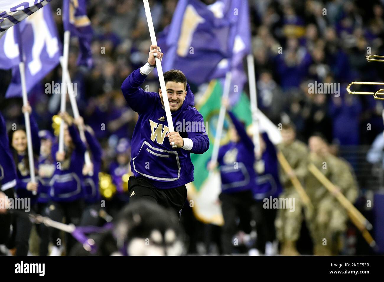 Seattle, Washington, Stati Uniti. 04th Nov 2022. Un portatore di bandiera di Washington Husky conduce la squadra fuori dal tunnel prima della partita di football NCAA tra i Beavers dello Stato dell'Oregon e i Washington Huskies all'Husky Stadium di Seattle, Washington. Washington sconfisse l'Oregon state 24-21. Steve Faber/CSM/Alamy Live News Foto Stock