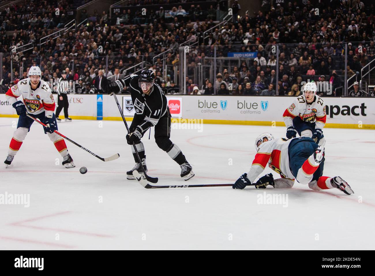 Los Angeles, California, Stati Uniti. 5th Nov 2022. ANZE KOPITAR of the NHL's Los Angeles Kings passa il disco durante una partita contro i Florida Panthers alla Crypto.com Arena di Los Angeles, California il 5 novembre 2022 (Credit Image: © Alex Cave/ZUMA Press Wire) Foto Stock