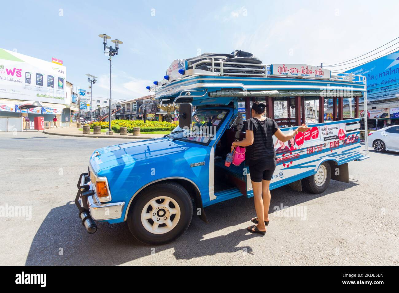 Blue songthaew, un mezzo di trasporto popolare a Phuket, Thailandia Foto Stock