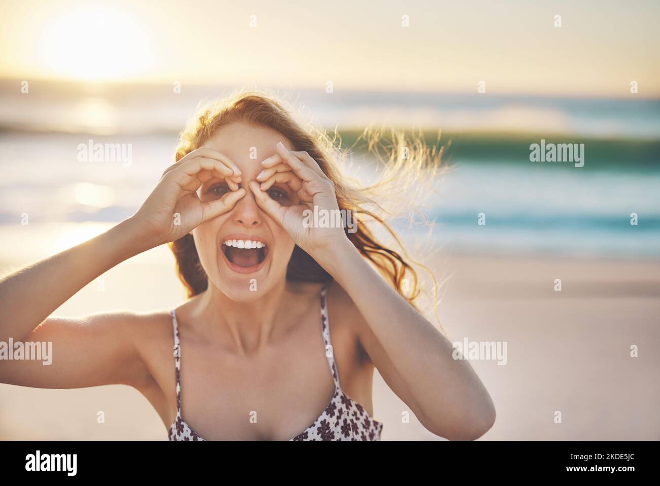 Non cercate più di una spiaggia per la felicità: Una giovane donna che si diversa a trascorrere una giornata in spiaggia. Foto Stock