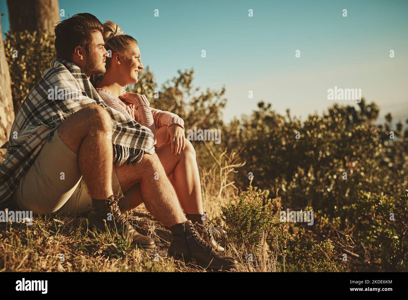 Basta sedersi e prendere la natura. Una coppia affettuosa trascorrere la giornata all'aperto. Foto Stock