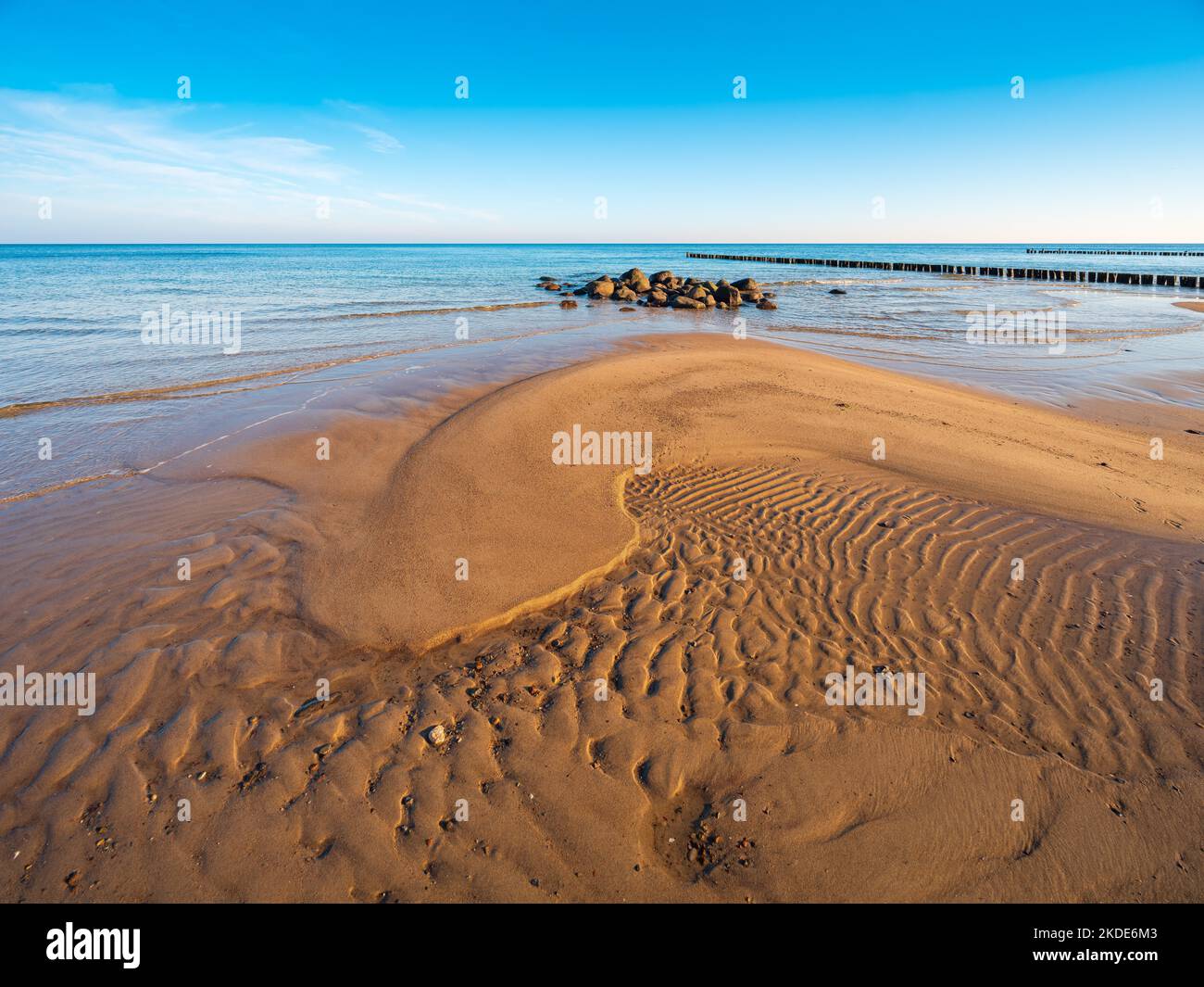 Spiaggia incontaminata sul Mar Baltico con groynes, sandbank, massi e increspature di sabbia, resort Baltico Kuehlungsborn, Meclemburgo-Pomerania occidentale Foto Stock