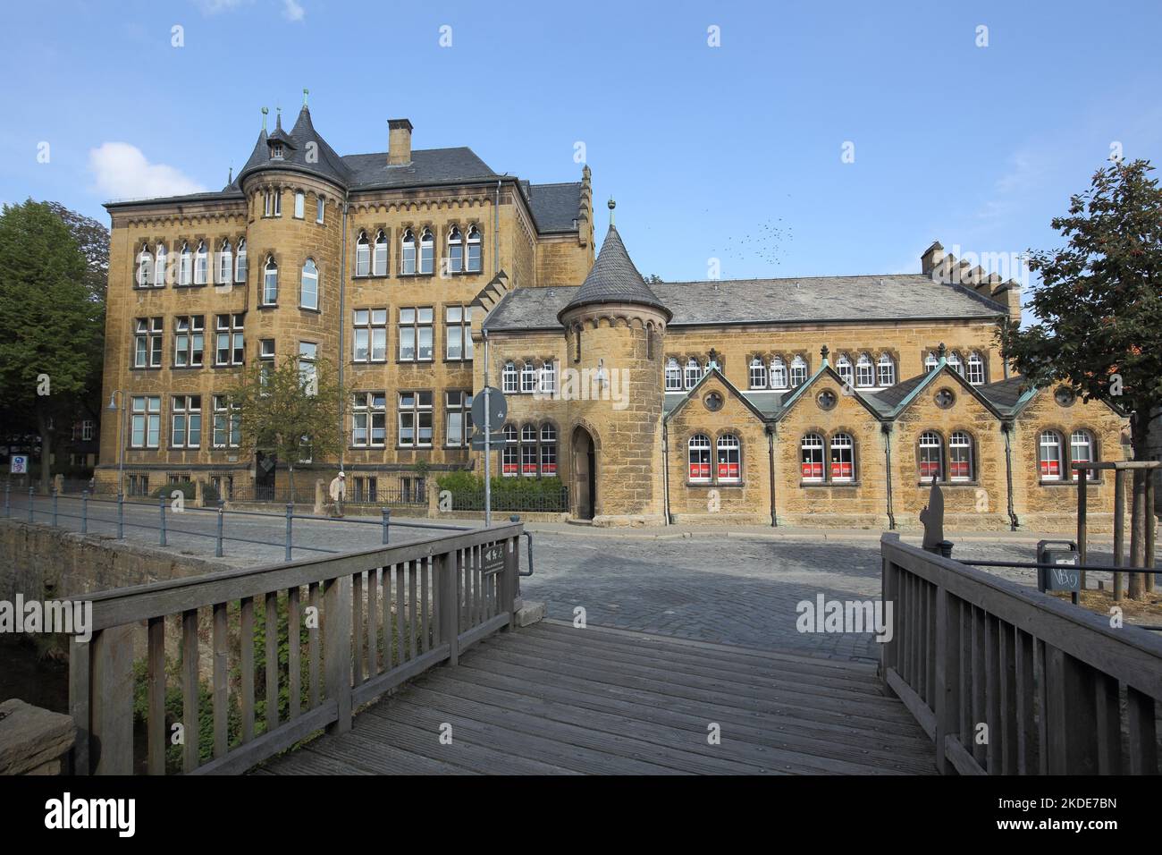 Vecchia scuola e ponte di legno, Goslar, Harz, bassa Sassonia, Germania Foto Stock