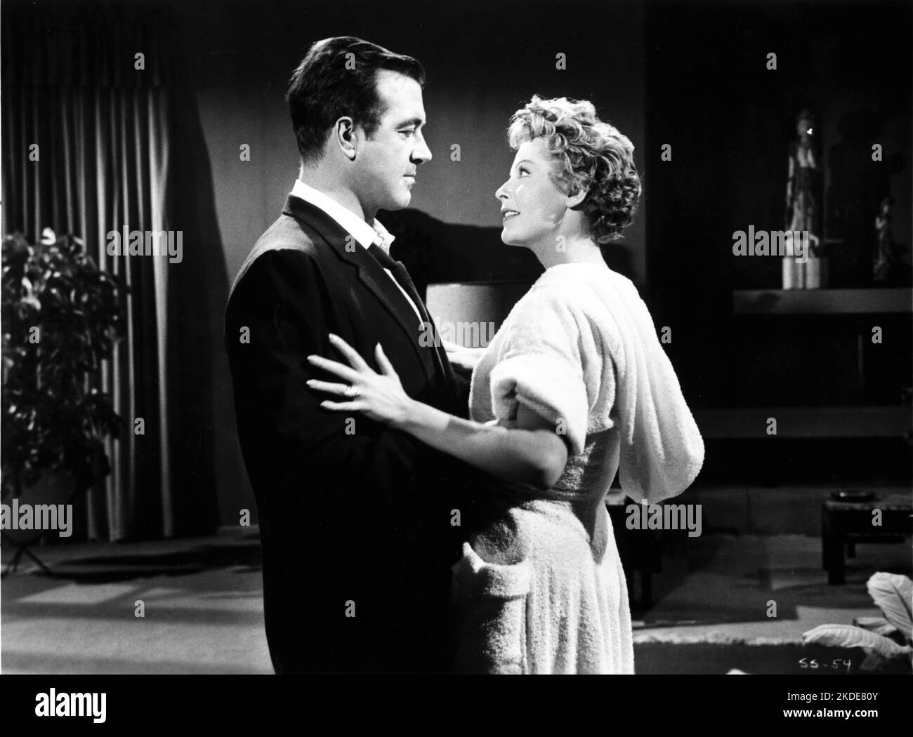 JOHN PAYNE e ARLENE DAHL nel regista 1956 ALLAN DWAN del romanzo Love's Lovely Counterfeit di James M. Cain sceneggiatura Robert Blees cinematografo John Alton Costume design Arlene Dahl e norma Koch Benedict Bogeaus Productions / Filmcrest Productions / RKO radio Pictures Foto Stock