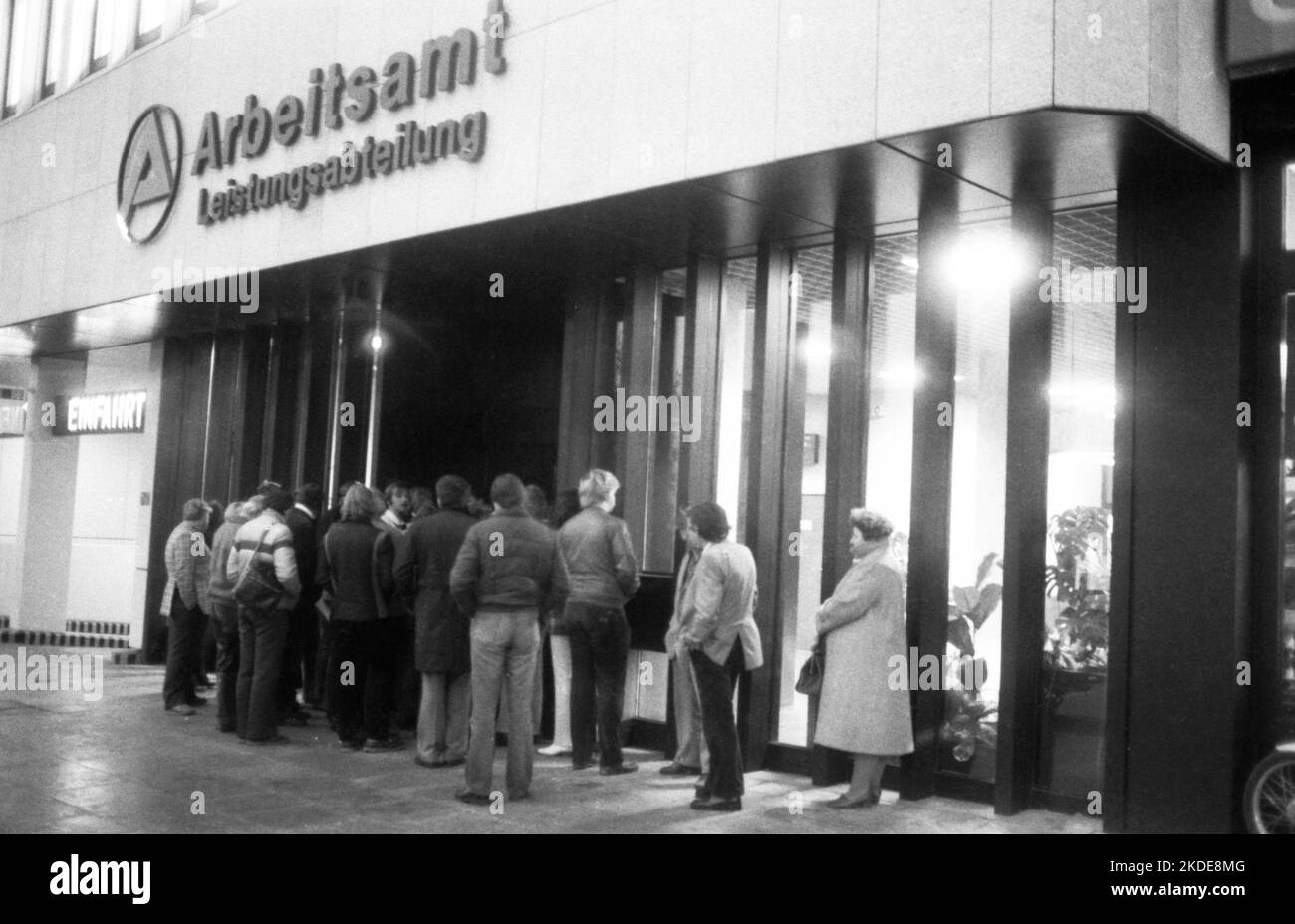 La mattina davanti alle porte si apre di fronte all'ufficio del lavoro 1982, Germania Foto Stock