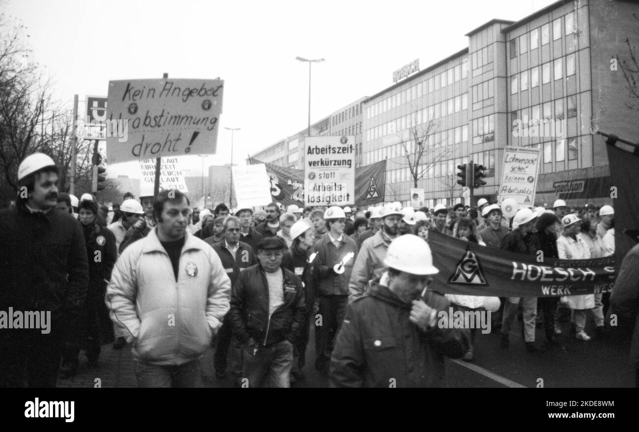 Lo sciopero di avvertimento IG Metall del 1990 a Hoesch AG è stato diretto contro i datori di lavoro, chiedendo salari più elevati ma anche una riduzione dell'orario di lavoro, in Germania Foto Stock