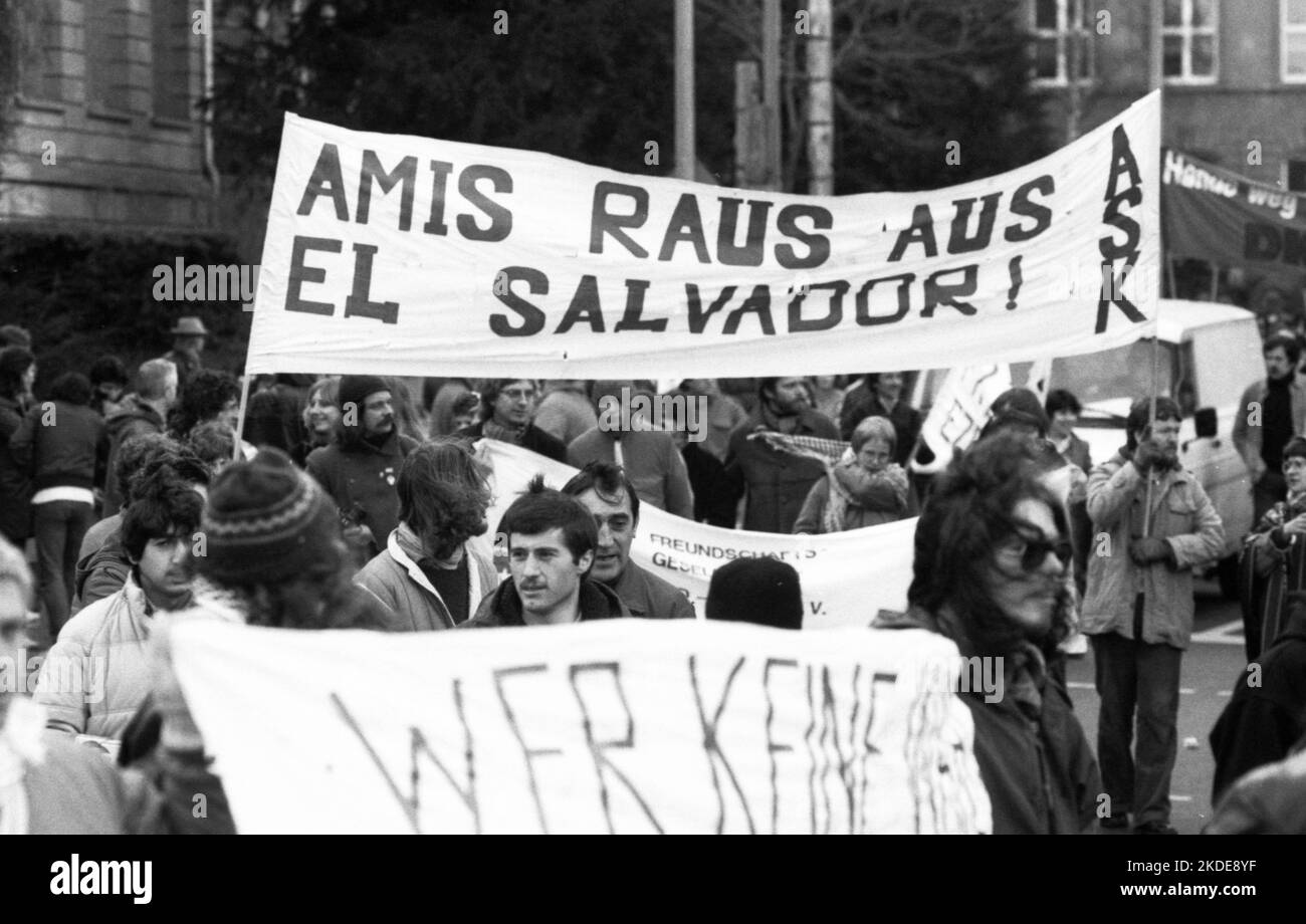 Prevalentemente studenti hanno dimostrato nel 1982 contro l'interferenza statunitense in El Salvador, Germania Foto Stock