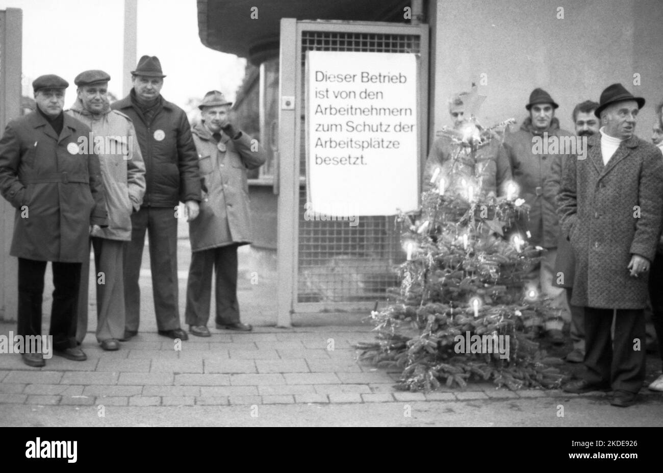 Preoccupata per il lavoro, i lavoratori e i dipendenti occupavano la loro azienda, Enke AG a Kassel, nel 1982, durante il periodo pre-Natale, in Germania Foto Stock