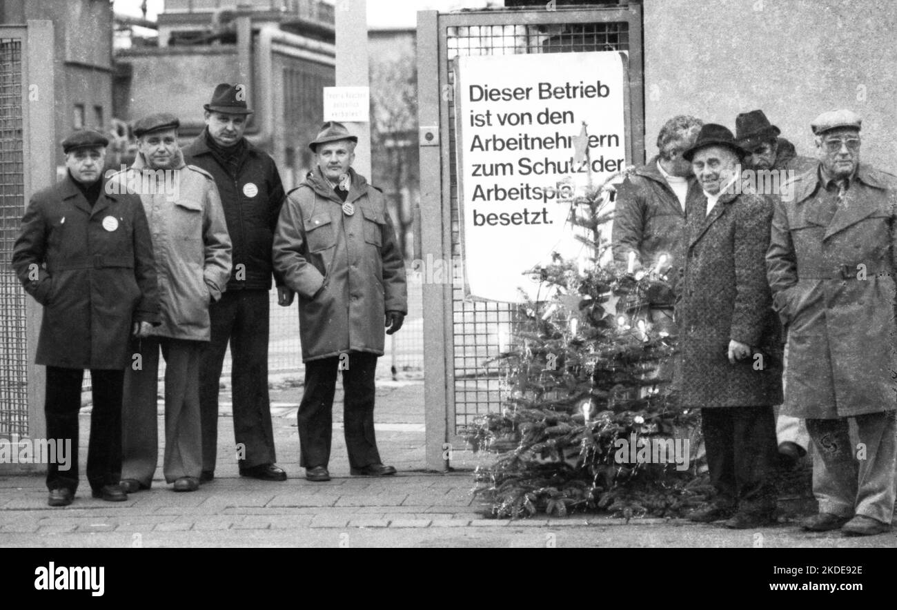 Preoccupata per il lavoro, i lavoratori e i dipendenti occupavano la loro azienda, Enke AG a Kassel, nel 1982, durante il periodo pre-Natale, in Germania Foto Stock