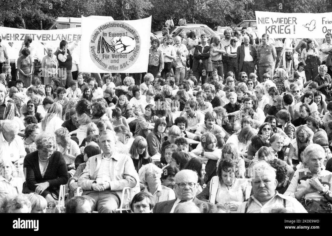 Il giorno 1982 dell'Anti-War Day, i partecipanti al rally dei Fiori per Stukenbrock hanno commemorato le vittime del dominio nazista e allo stesso tempo hanno dimostrato Foto Stock