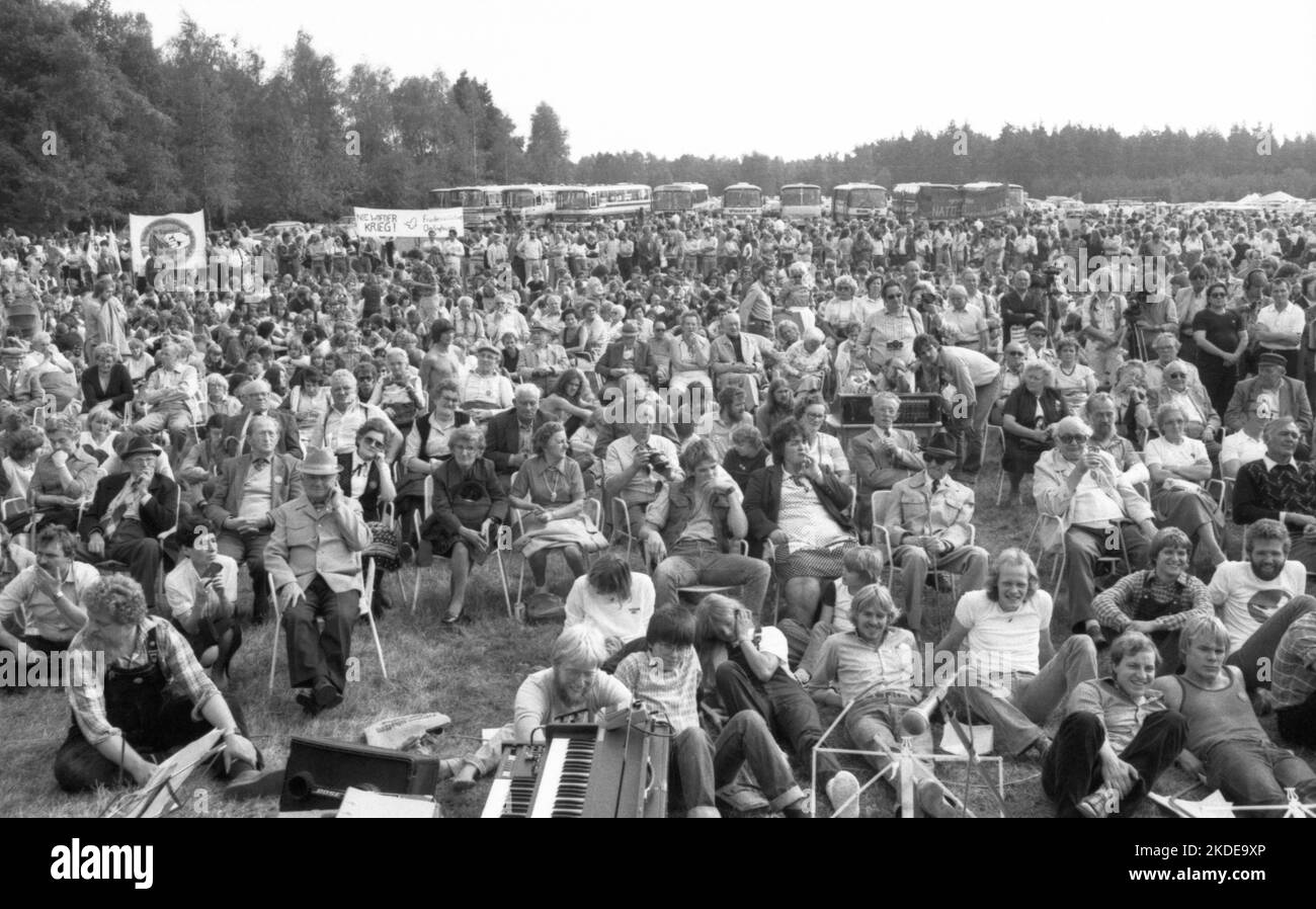Il giorno 1982 dell'Anti-War Day, i partecipanti al rally dei Fiori per Stukenbrock hanno commemorato le vittime del dominio nazista e allo stesso tempo hanno dimostrato Foto Stock