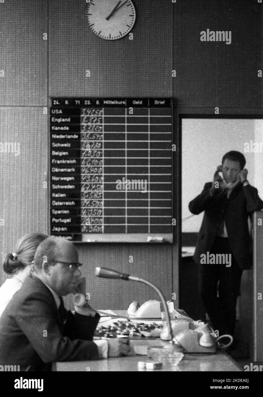 Il commercio delle valute internazionali è il business del mercato dei cambi, qui su 24.8.1971 a Duesseldorf, Germania Foto Stock
