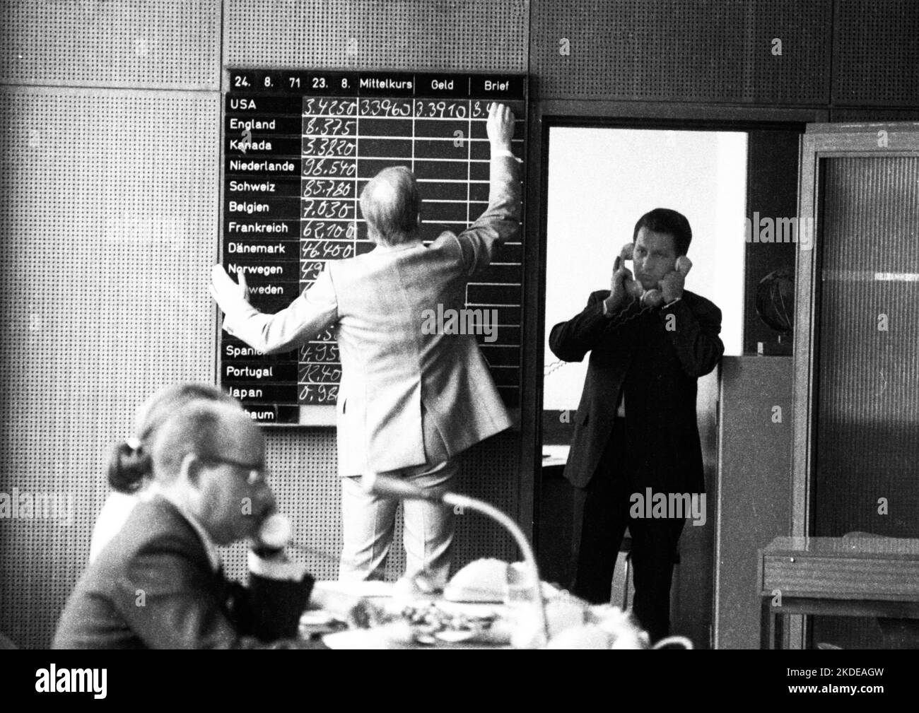 Il commercio delle valute internazionali è il business del mercato dei cambi, qui su 24.8.1971 a Duesseldorf, Germania Foto Stock