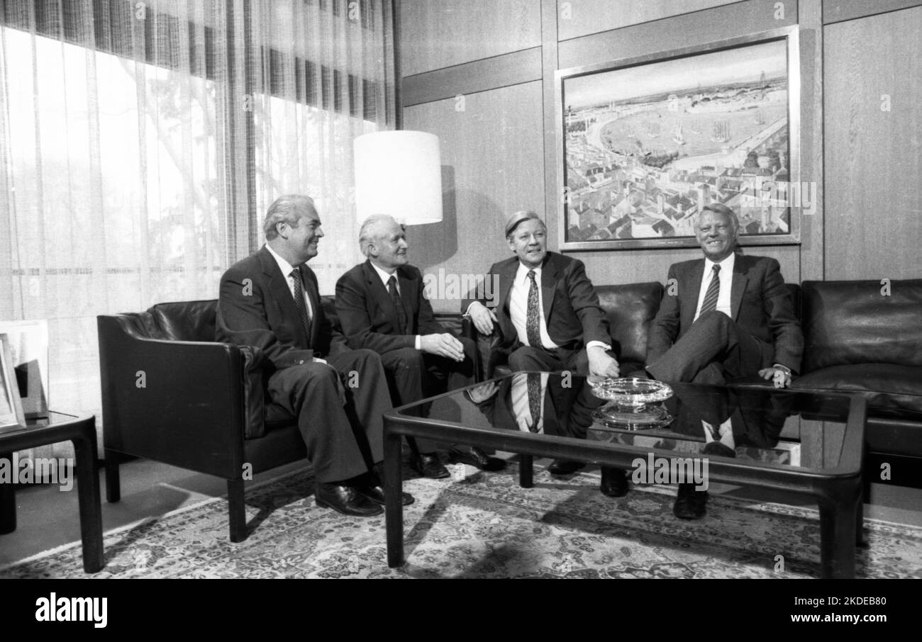 Il Cancelliere federale Helmut Schmidt ha ricevuto il politico SED Guenter Mittag nella Cancelleria federale il 17.04.1980 a Bonn.Ewald Moldt, Guenter Foto Stock