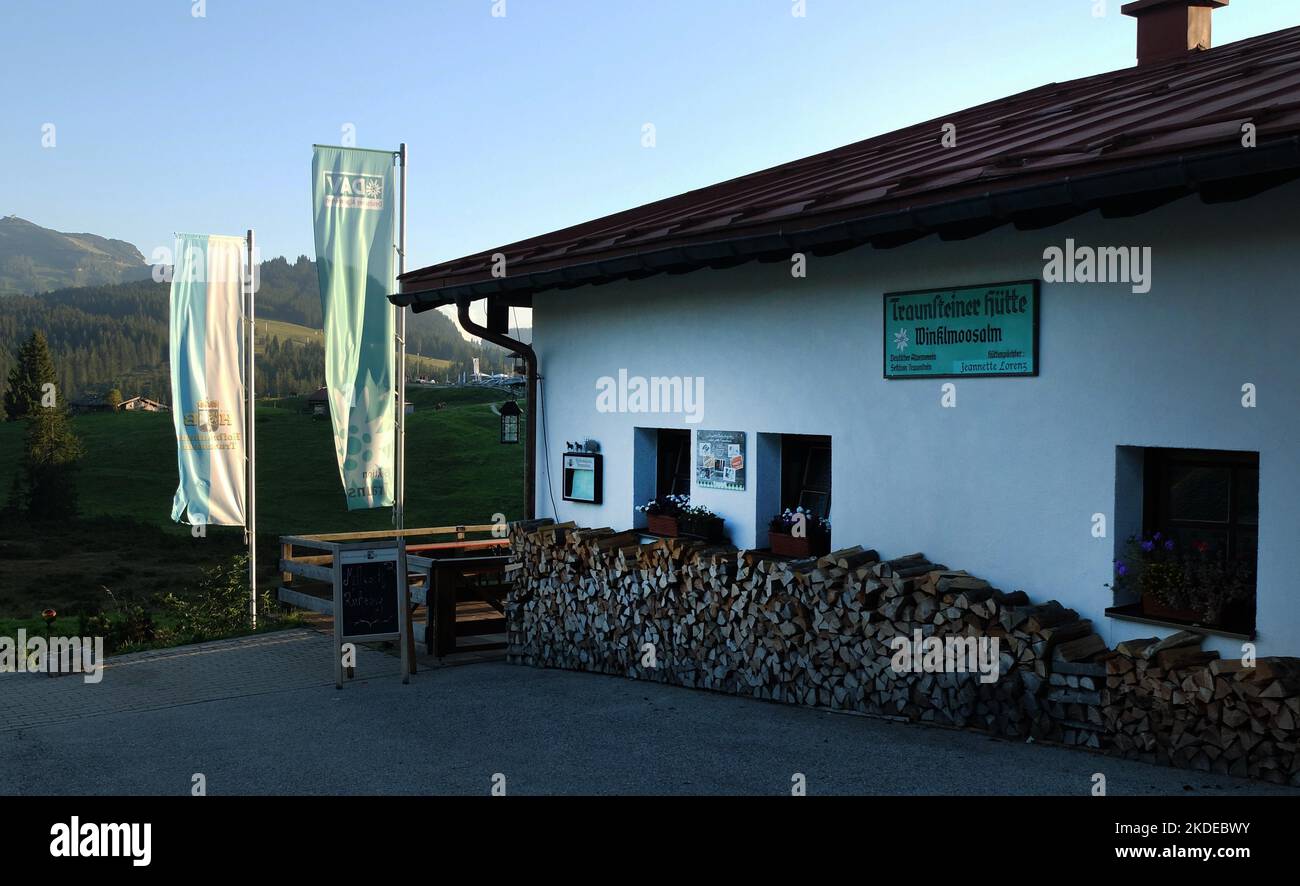 Il Winkelmosalm vicino a Reit im Winkel. Nuovo rifugio Traunstein dell'Associazione Alpina tedesca (DAV), Germania Foto Stock