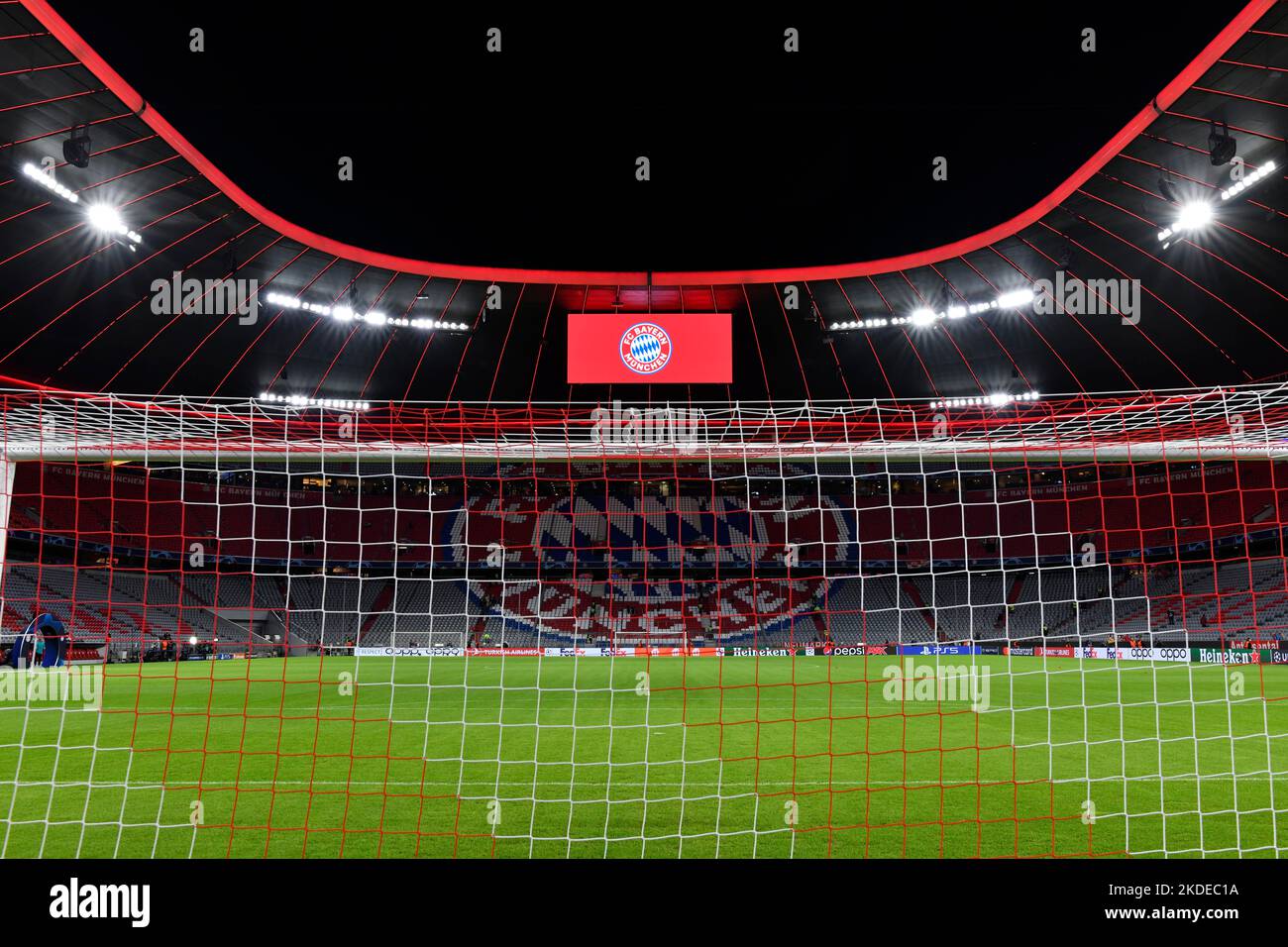 Panoramica Interior Allianz Arena, Empty, logo FC Bayern Monaco, tabellone segnapunti, Monaco, Baviera, Germania Foto Stock