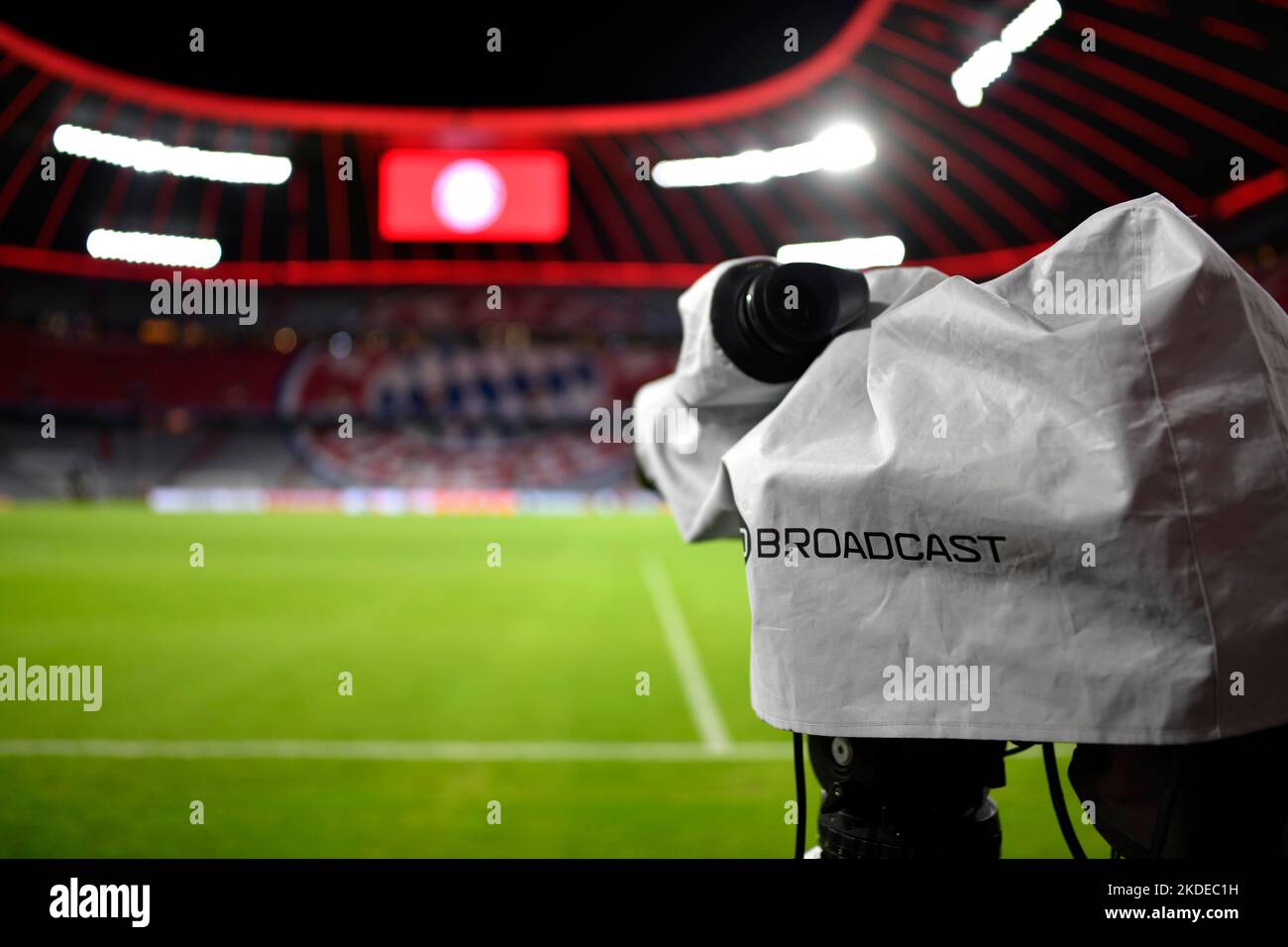 Panoramica interni Allianz Arena, vuoto, telecamera, logo FC Bayern Monaco, tabellone segnapunti, Monaco, Baviera, Germania Foto Stock