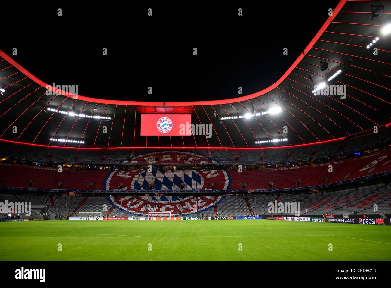 Panoramica Interior Allianz Arena, Empty, logo FC Bayern Monaco, tabellone segnapunti, Monaco, Baviera, Germania Foto Stock