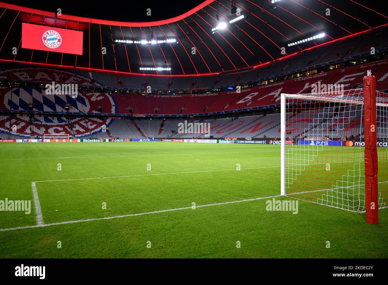 Panoramica Interior Allianz Arena, Empty, logo FC Bayern Monaco, tabellone segnapunti, Monaco, Baviera, Germania Foto Stock