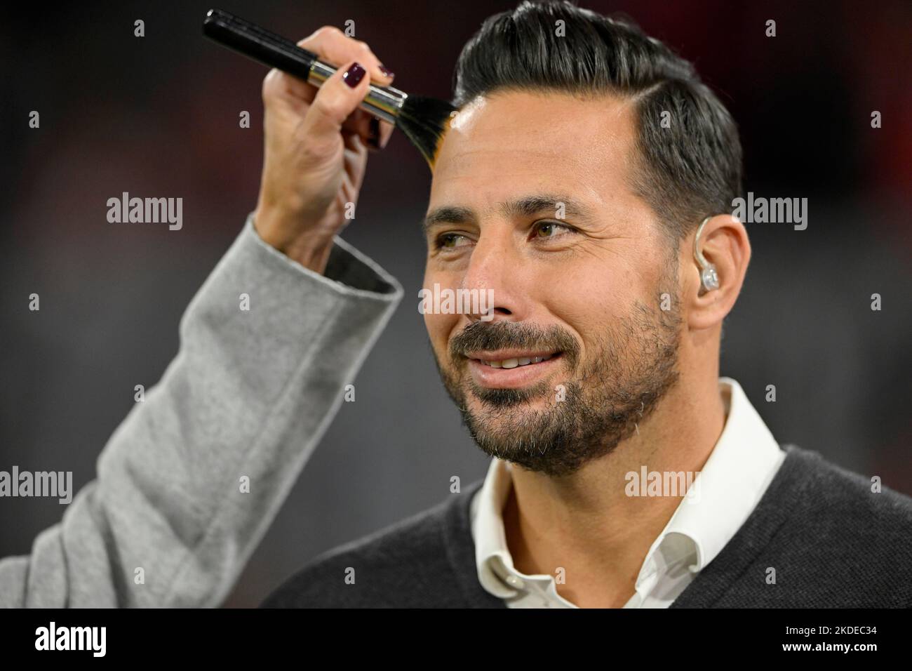 TV Pundit Claudio Pizarro è composto, in polvere di fronte all'intervista, Allianz Arena, Monaco, Baviera, Germania Foto Stock