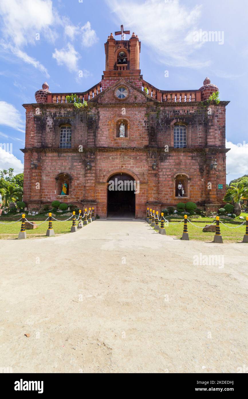 La chiesa parrocchiale di San Michele Arcangelo della città caramoana di Bicol, Filippine Foto Stock