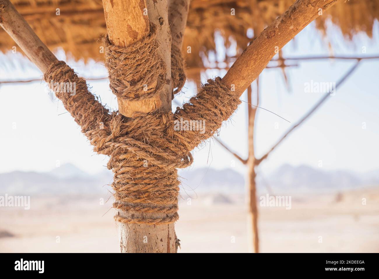 Tenda a nascondersi dal sole, fatta di mezzi improvvisati in Africa Foto Stock