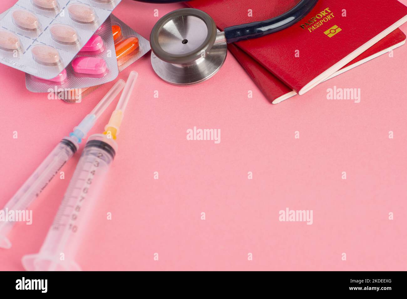 Turismo medico o assicurazione di viaggio concetto su sfondo rosa. Foto Stock