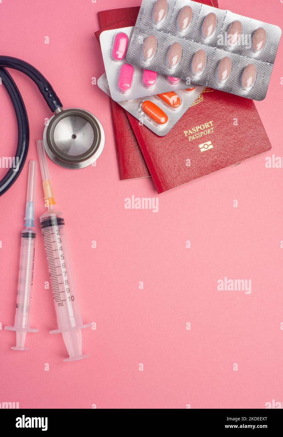 Turismo medico o assicurazione di viaggio concetto su sfondo rosa. Foto Stock