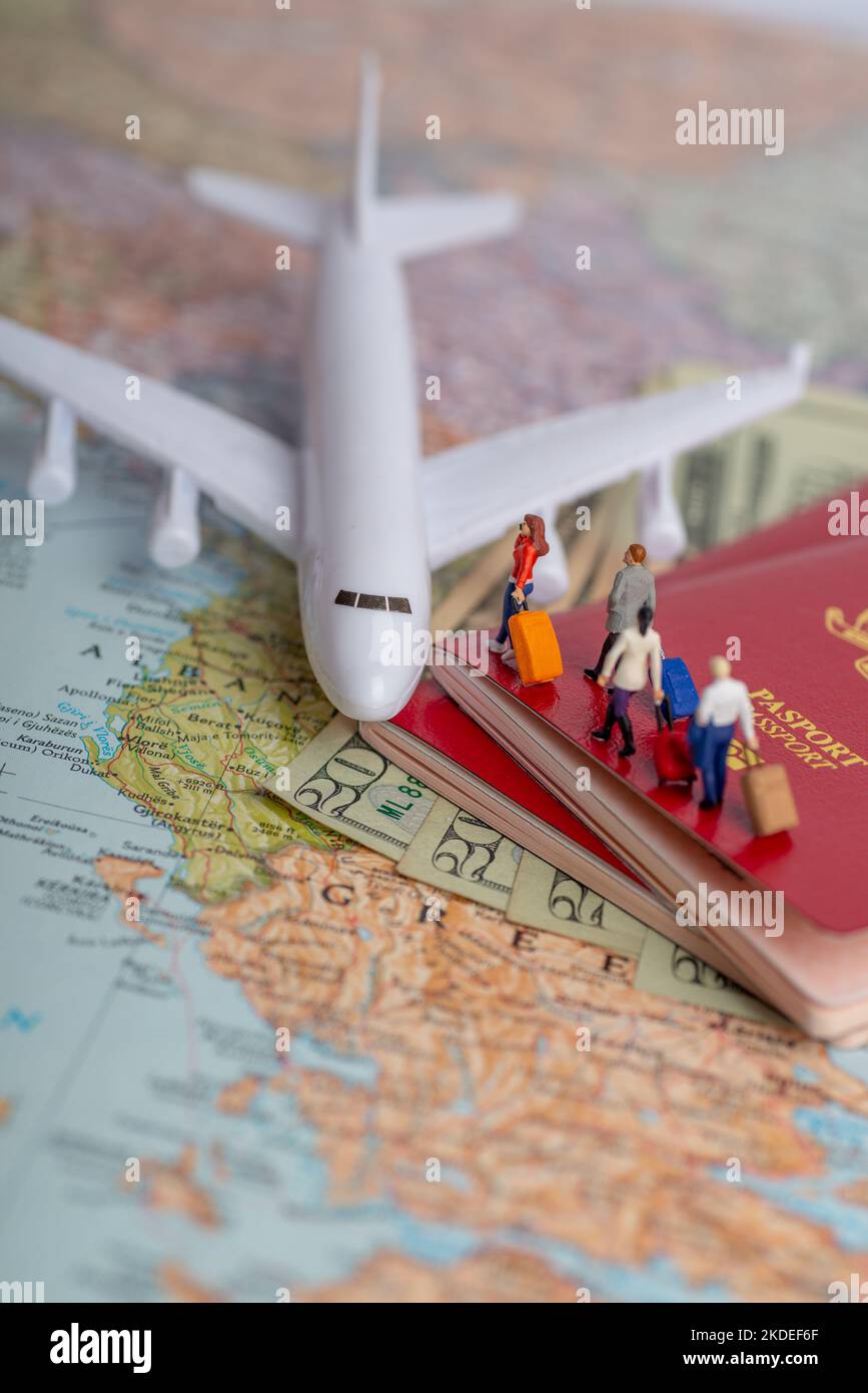 Concetto di passeggero in miniatura di persone che viaggiano verso terra straniera. Foto Stock