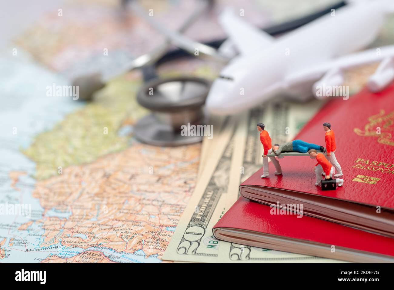 Figure in miniatura del personale paramedico che assiste il malato in un concetto di paese straniero. Foto Stock