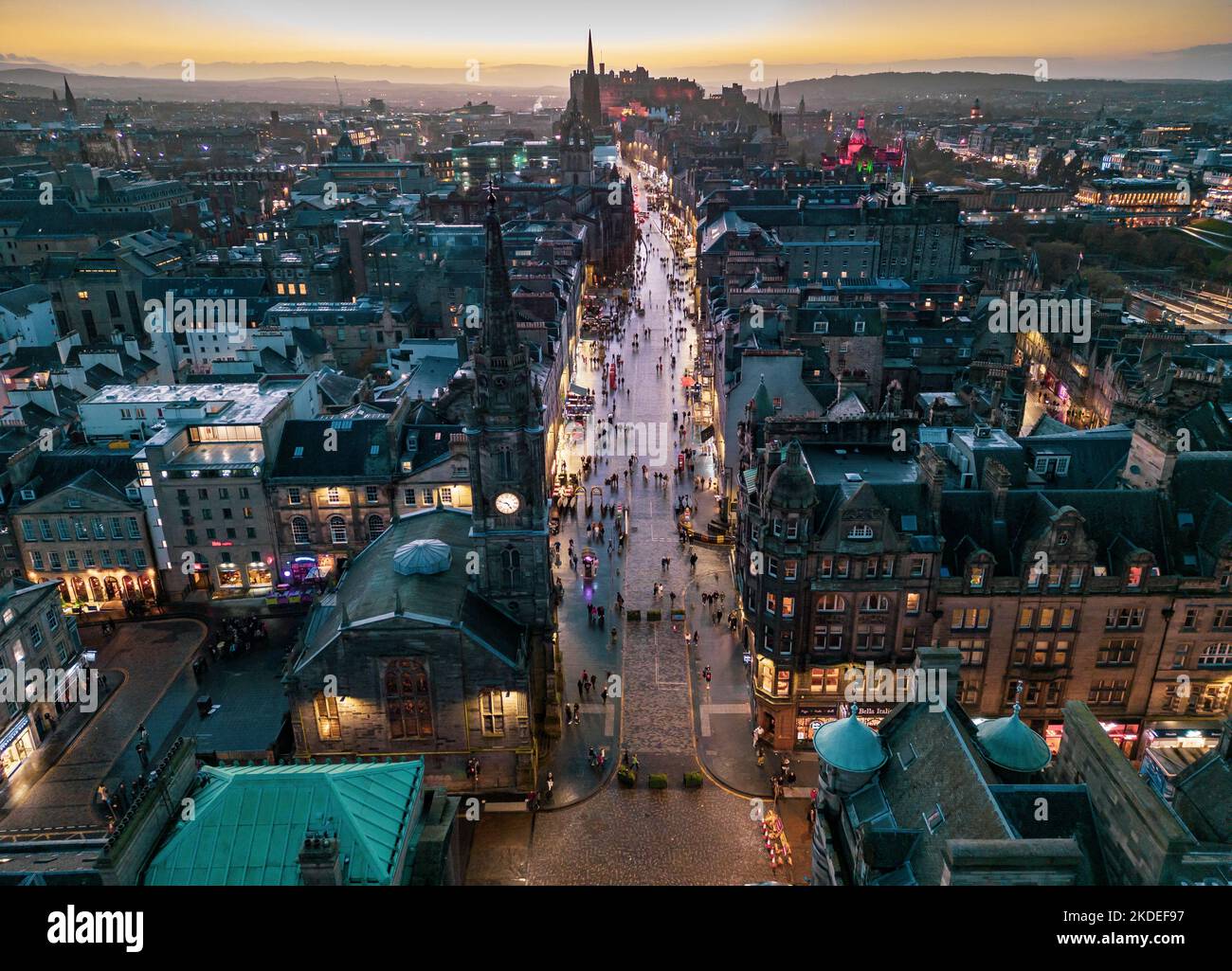 Vista aerea al crepuscolo del Royal Mile o High Street nel centro storico di Edimburgo, Scozia, Regno Unito Foto Stock