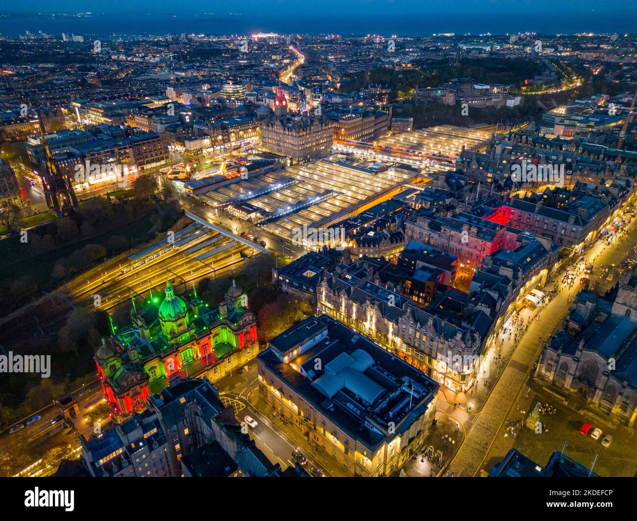 Veduta aerea al crepuscolo della Città Vecchia verso la Stazione di Waverley a Edimburgo, Scozia, Regno Unito Foto Stock