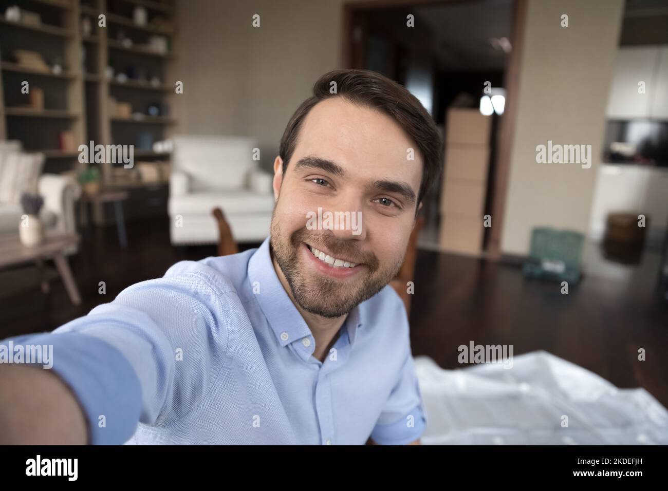 Ritratto di felice proprietario di nuova casa il giorno del trasferimento Foto Stock