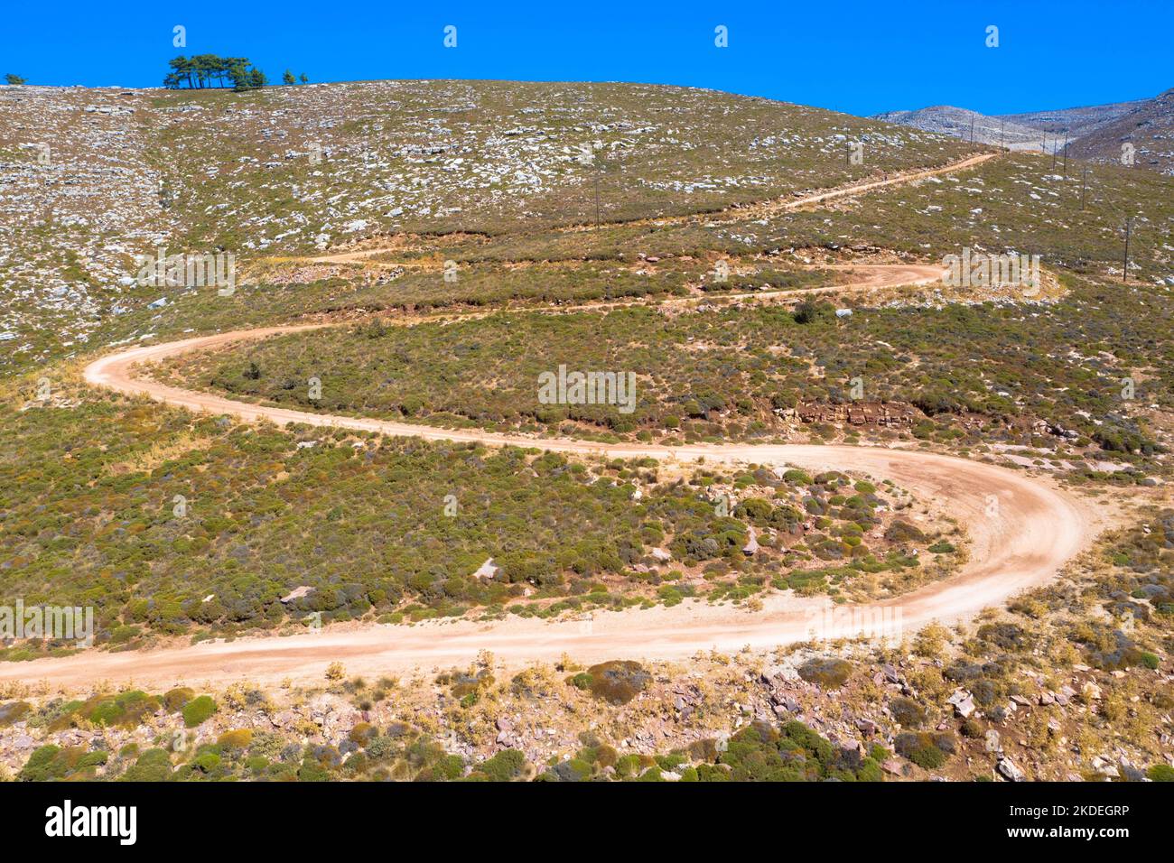 Spettacolare vista aerea con pista a serpentina fuori strada fino alla cima del monte Attavyros. La montagna più alta dell'isola di Rodi, Grecia. Foto Stock