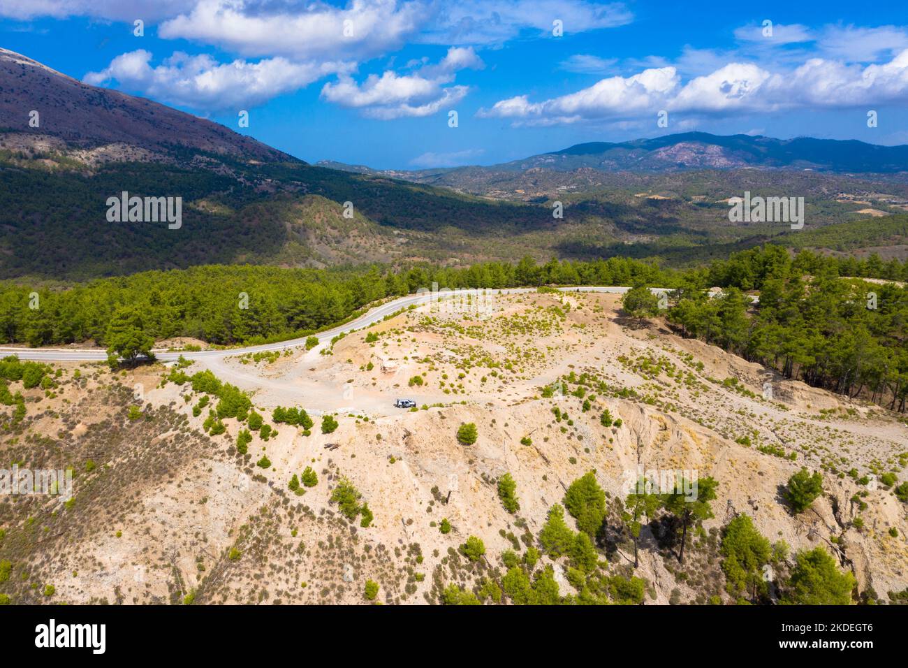 Spettacolare vista aerea sulla cima del monte Attavyros. La montagna più alta dell'isola di Rodi, Grecia. Foto Stock