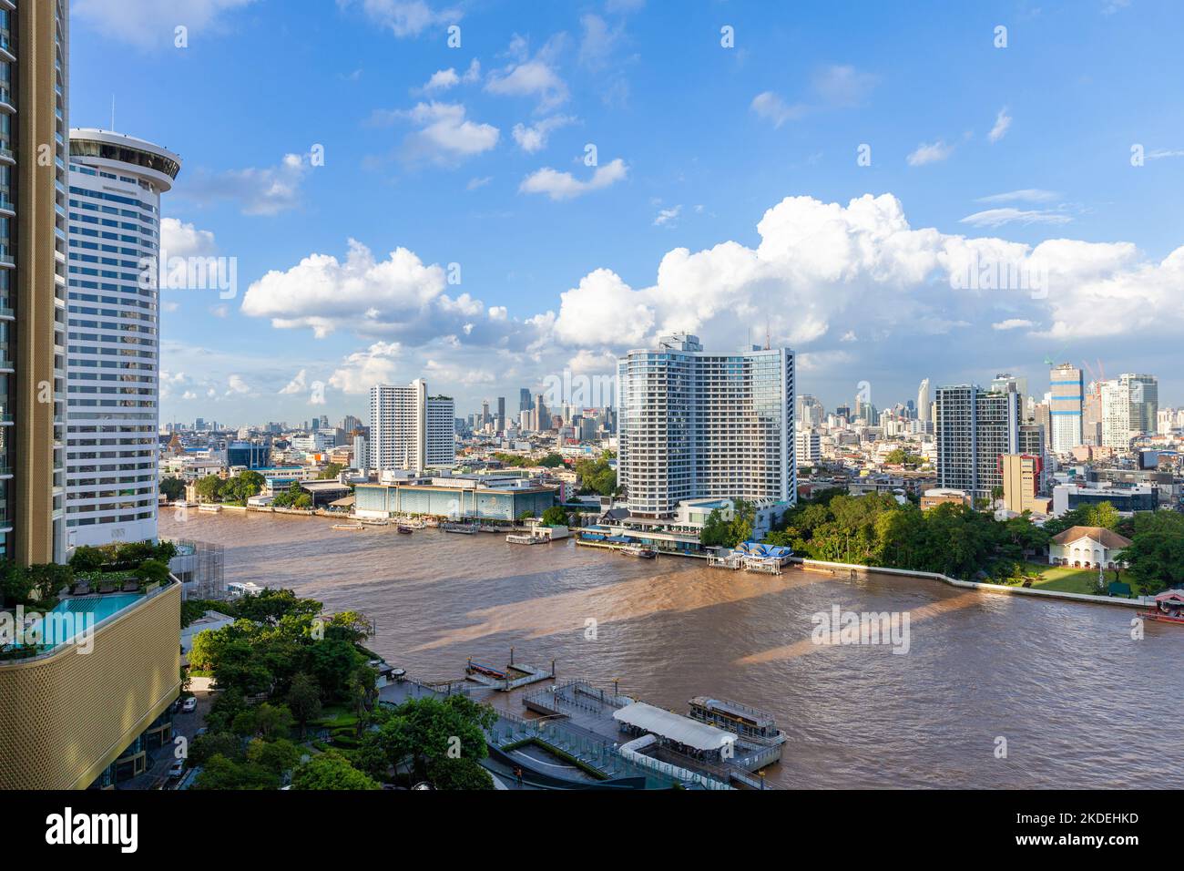 Vista del fiume Chao Phraya, della città del fiume e dell'Ambasciata del Portogallo dal centro commerciale Iconsiam di Bangkok, Thailandia Foto Stock