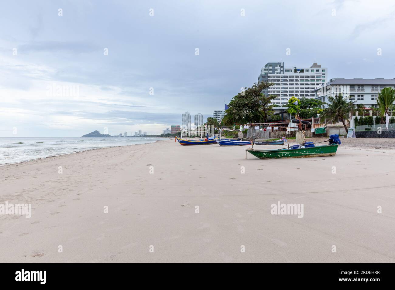 Spiaggia vuota durante la bassa stagione a Hua Hin, Thailandia Foto Stock