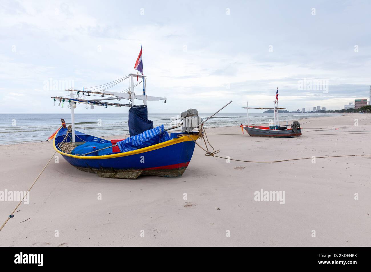 Barche alla spiaggia vuota durante la bassa stagione, Hua Hin, Thailandia Foto Stock