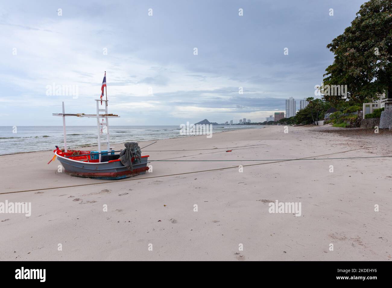 Spiaggia vuota durante la bassa stagione a Hua Hin, Thailandia Foto Stock