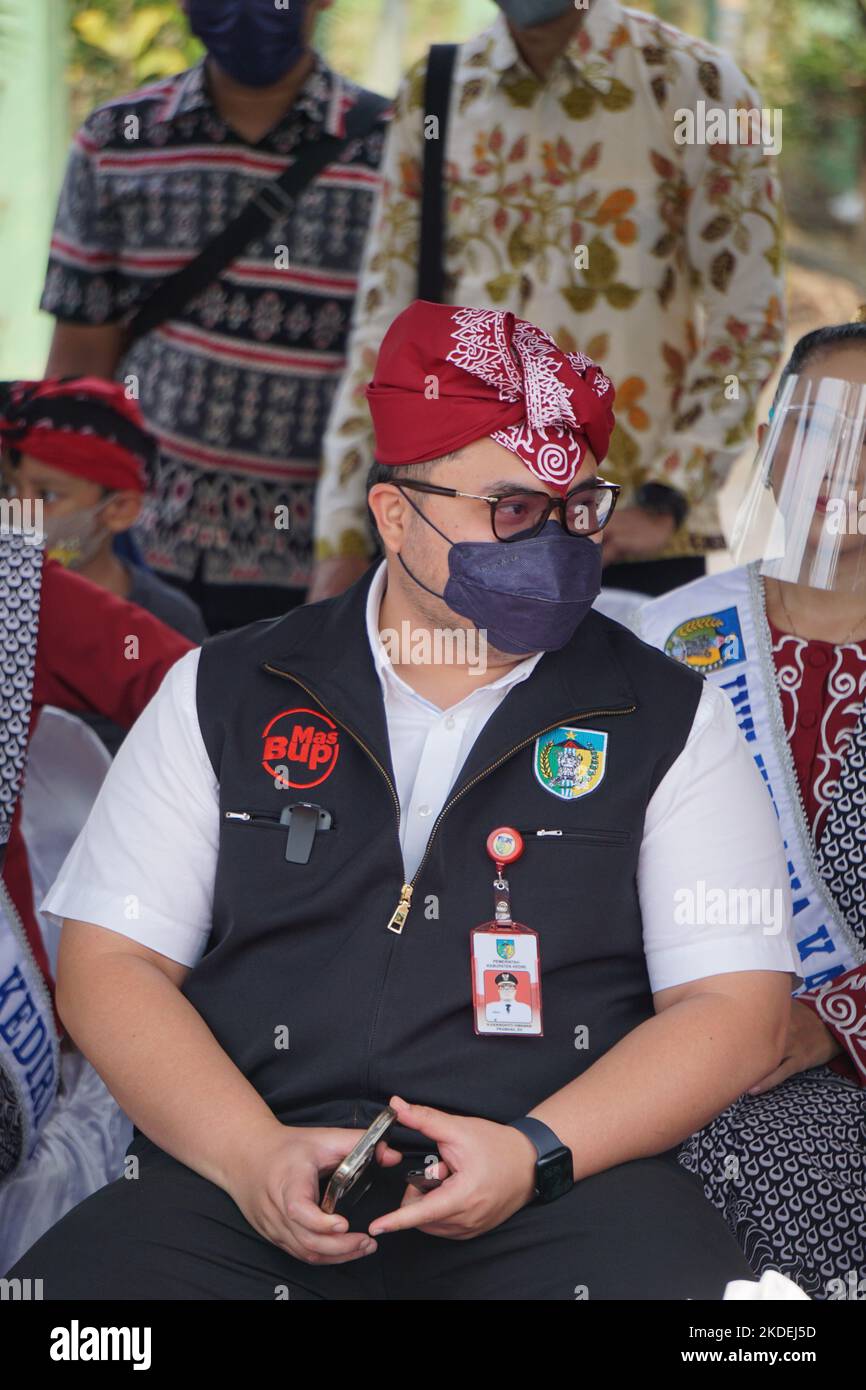 Il reggente di Kediri Hanindhito Himawan Pramana (Mas Dhito) all'apertura della Parata Cikar a Kediri. Cikar è un trasporto tradizionale in Indonesia Foto Stock