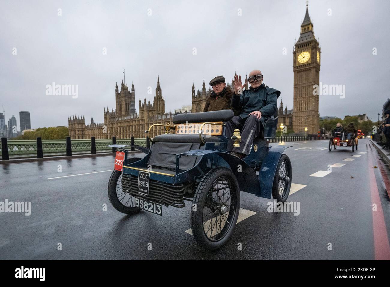 Londra, Regno Unito. 6 novembre 2022. I partecipanti alle auto d'epoca attraversano il Westminster Bridge durante la London to Brighton Veteran Car Run. Oltre 320 veicoli pre-1905 vintage stanno partecipando al 126th° anniversario della storica Emancipation Run, che ha celebrato il passaggio delle locomotive sulla Highway Act aumentando il limite di velocità da 4mph a 14mph, rinunciando alla necessità che i veicoli siano preceduti da un uomo che sventola una bandiera rossa di avvertimento, che effettivamente termina secoli di trasporto trainato da cavalli e che dà agli automobilisti la libertà della strada. Credit: Stephen Chung / Alamy Live News Foto Stock